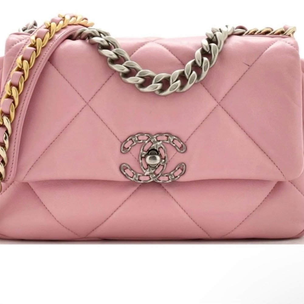 Chanel 19 Flap Bag Quilted Leather
Medium Pink